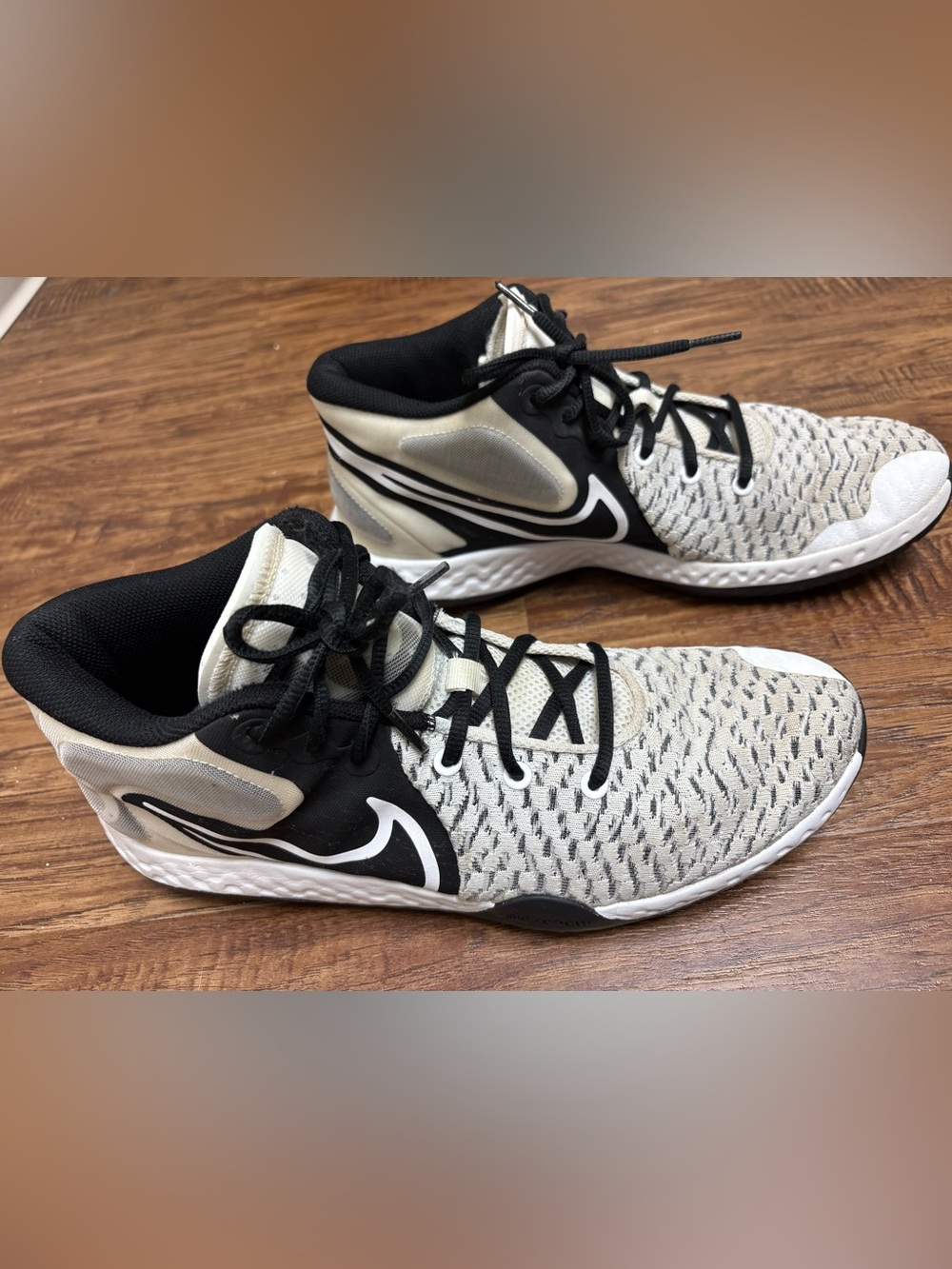 Nike Men's Black and Cream Knit Athletic Shoes